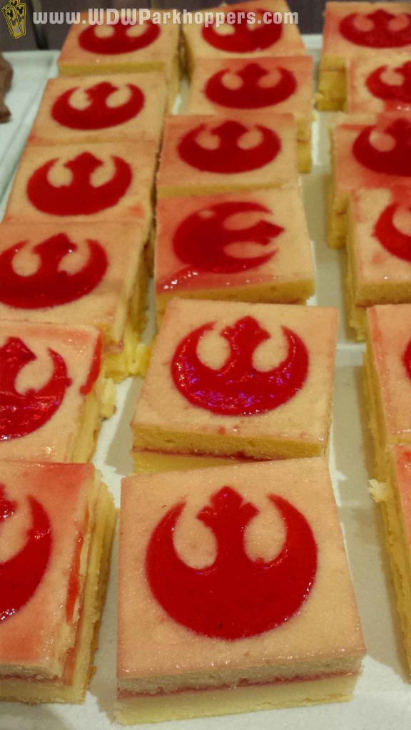 star-wars-rebels-raspberry-cheesecake-star-wars-weekends-2015